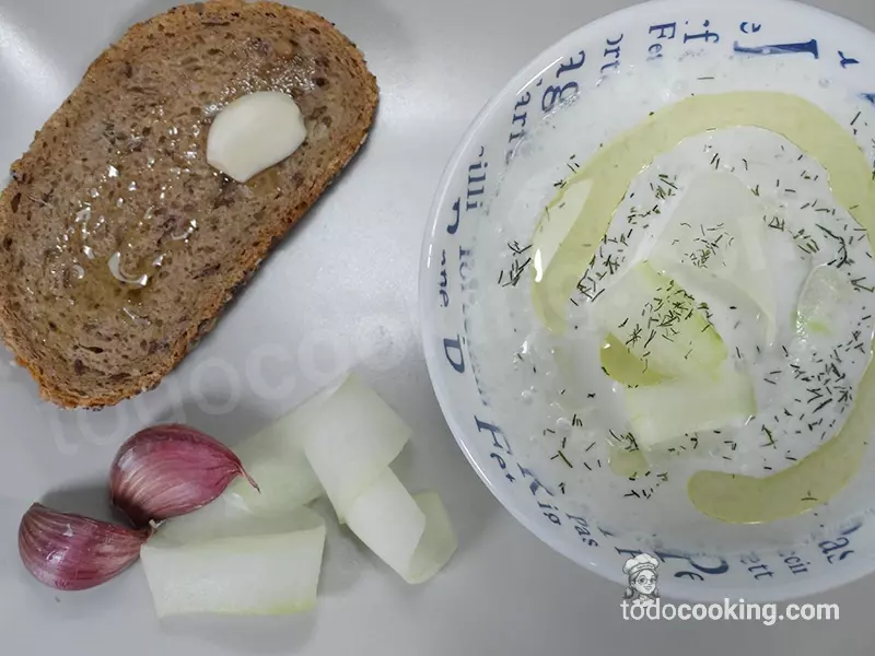 Sopa Fría de Pepino y Yogur Griego (Tarator Suave)