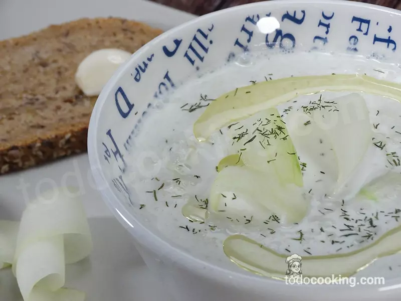Sopa fría de pepino y yogur: mi receta "Tarator" suave y sin ajo