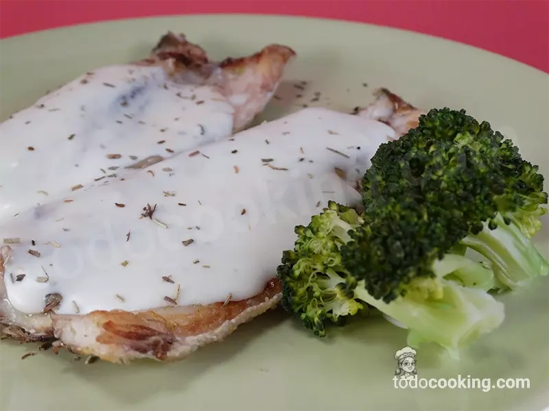 Lubina con salsa de queso a las hierbas: receta jugosa y rápida