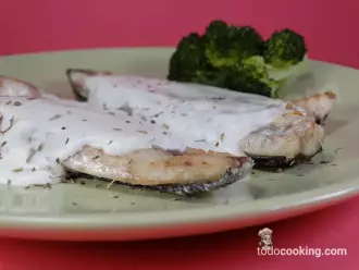 lubina con salsa de queso a las hierbas detalle