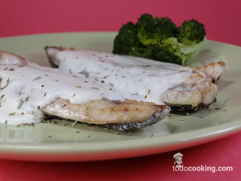 Lubina con salsa de queso a las finas hierbas: la receta elegante y fácil que necesitas