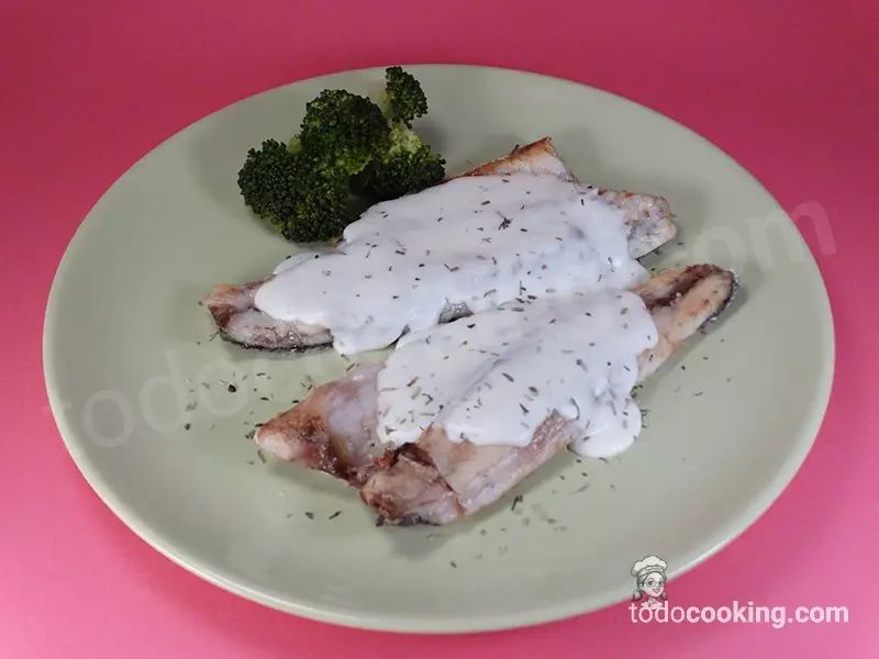 lubina con salsa de queso a las hierbas emplatado
