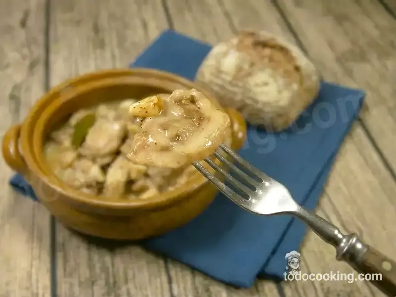 pollo al ajillo en primer plano sobre cazuelita de barro