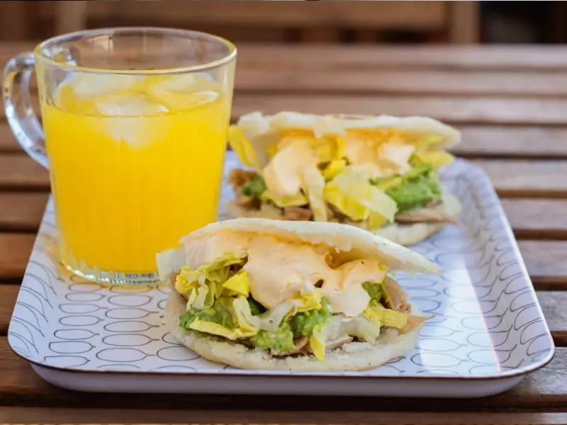 Arepas de pollo y aguacate con salsa ranchera casera de la rosa dulce