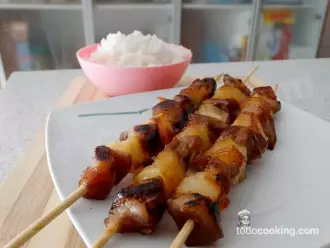 Brochetas de pollo y piña con arroz jazmín detras