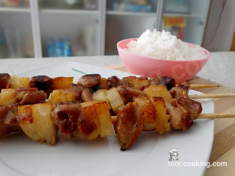 Brochetas de pollo y piña con bol de arroz jazmín