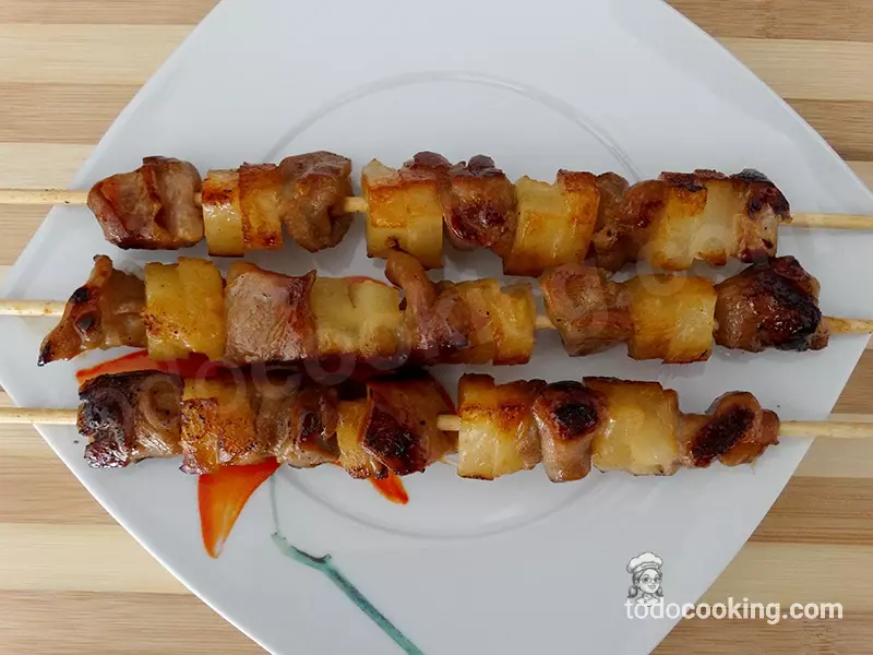 Brochetas de pollo y piña vista cenital