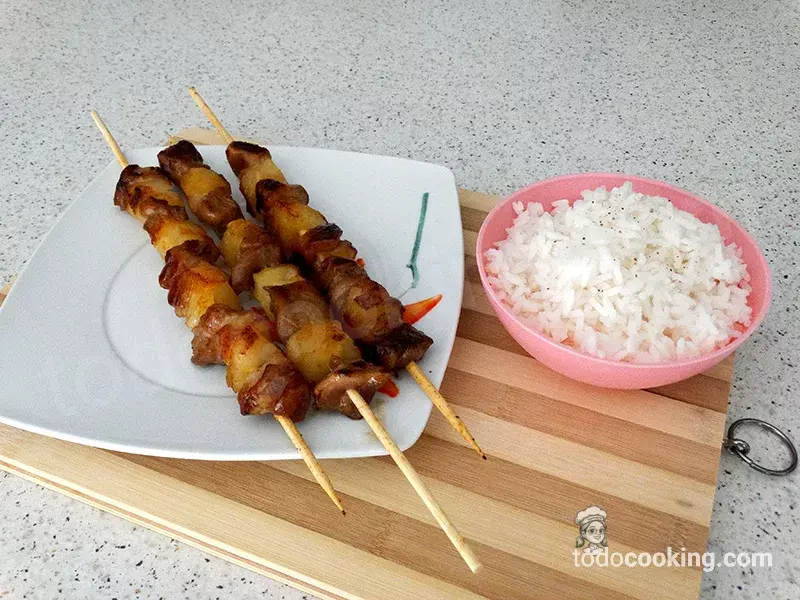 Brochetas de pollo y piña y bol de arroz jazmín