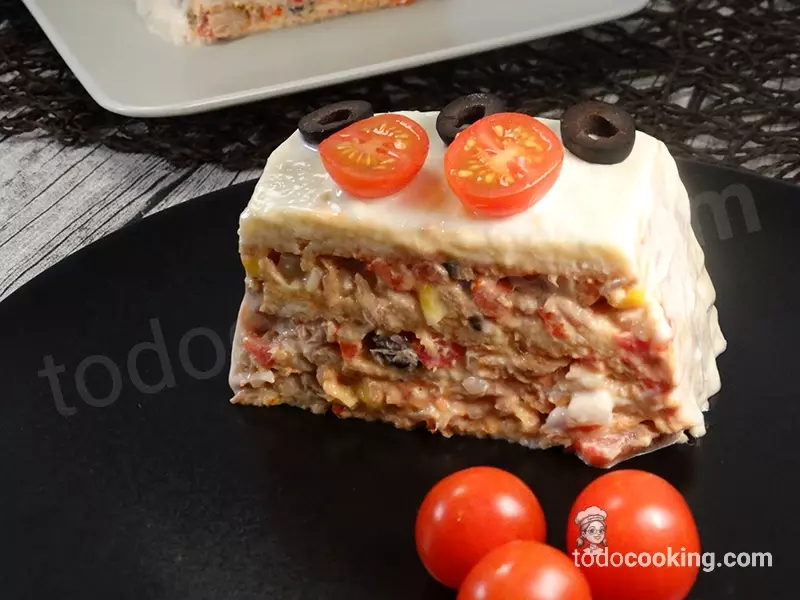 Pastel frío de atún y pan de molde clásico