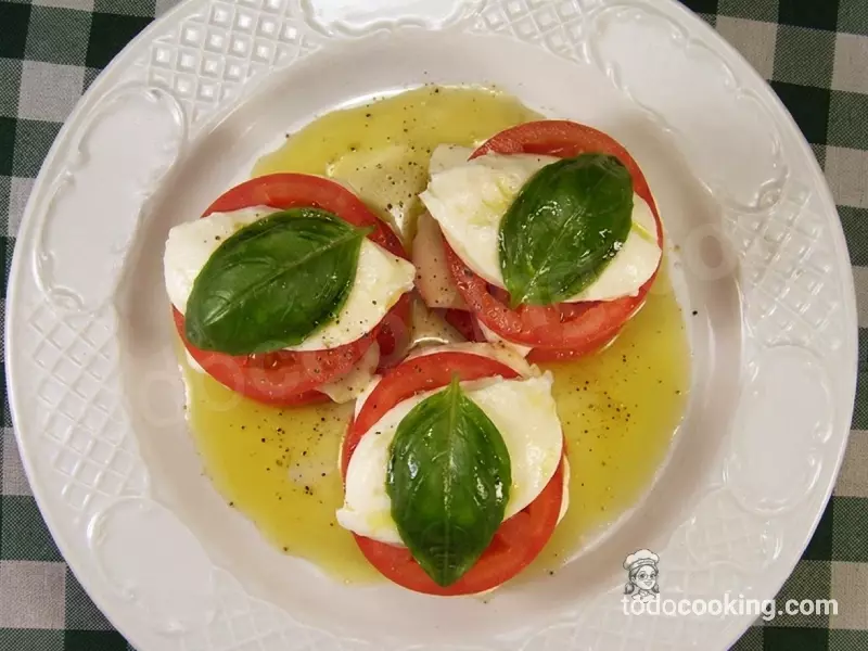 Ensalada Caprese Vinagreta Mostaza apiladas cenital