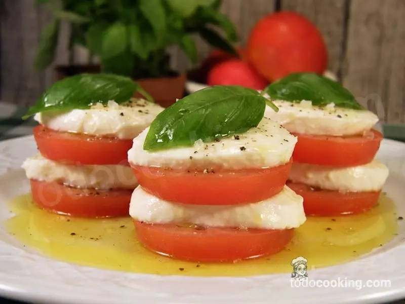 Ensalada Caprese Vinagreta Mostaza apiladas frontal
