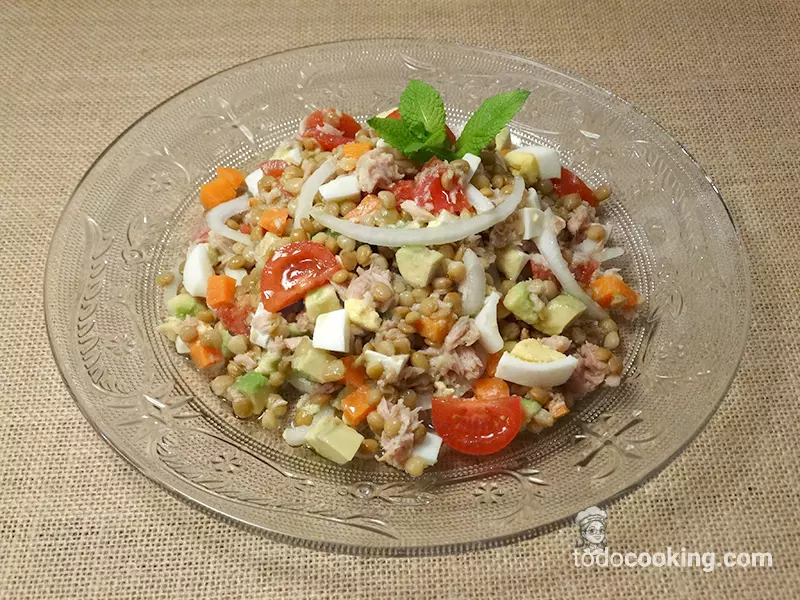 Ensalada de lentejas con aguacate y atún en 10 minutos