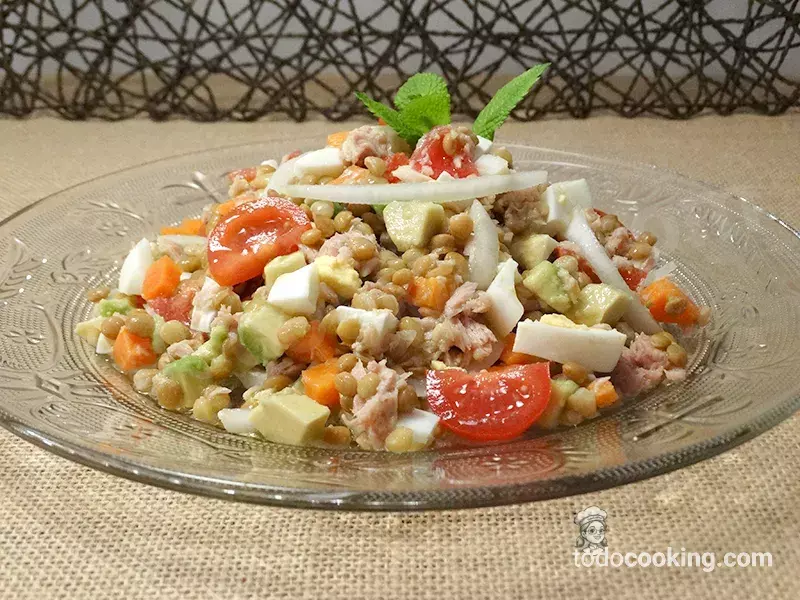 Ensalada de lentejas fría con atún y aguacate