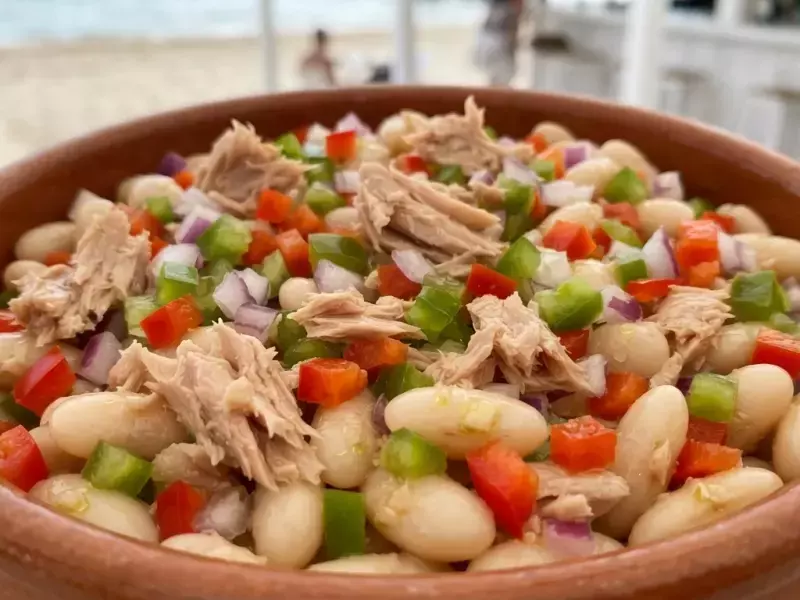 Ensalada marinera de alubias blancas con atún y pimientos