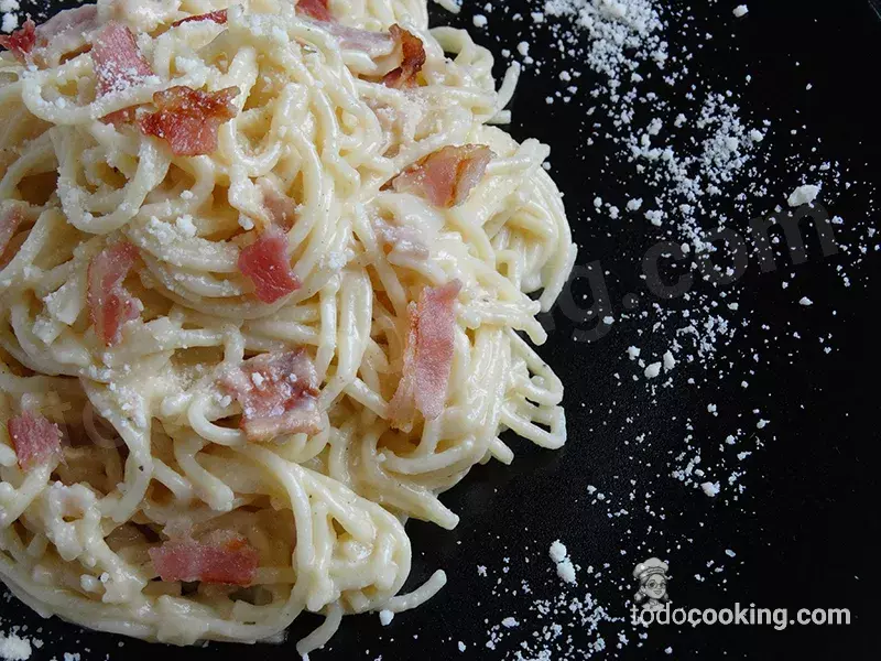 Espaguetis a la Carbonara detalle cenital