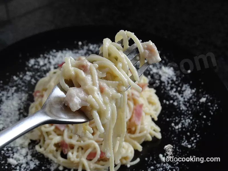 Espaguetis a la Carbonara tenedor