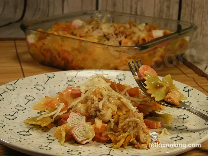 Farfalle con atún y salchichas