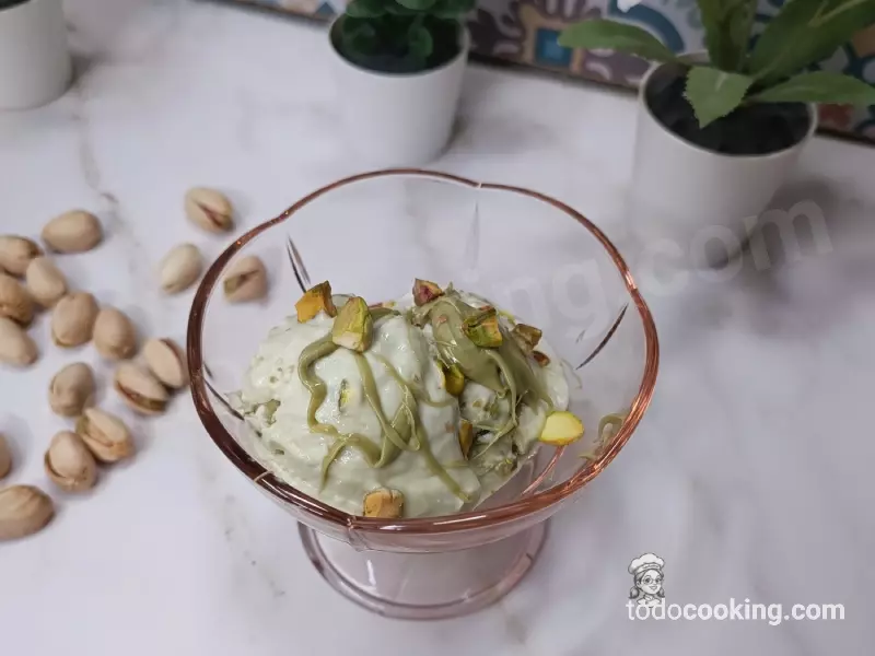 Helado de Pistacho Proteico presentado en copa de helado