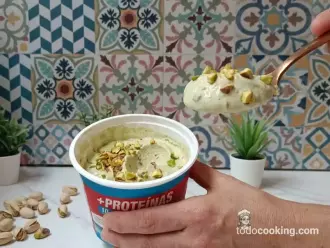 Helado de Pistacho Proteico sacando una cucharada