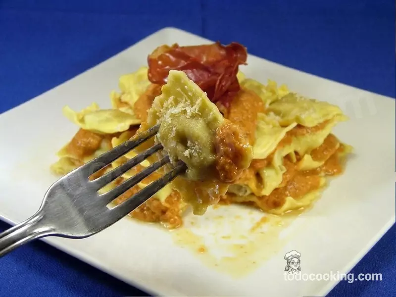 Lasaña Raviolis Pesto Rojo detalle tenedor