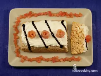 Pastel de merluza y atún en el microondas cenital porcion