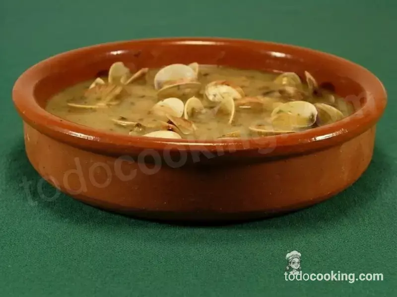 almejas a la marinera estilo chicote en cazuela de barro