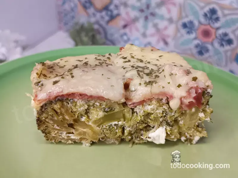 pastel de brócoli y cottage corte