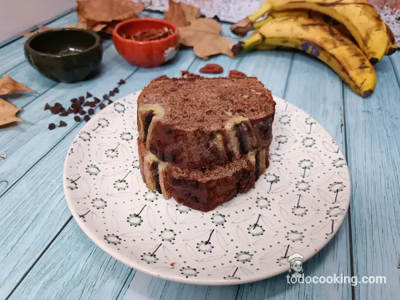 Banana Bread saludable 2 porciones sobre plato