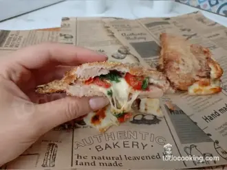 Empanadillas con masa de pollo mostrando relleno