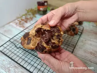 Cookies de Nueva York rellenas de Nutella estilo Levain Bakery.