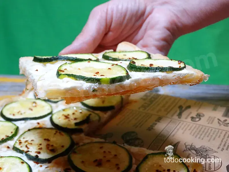 Hojaldre de calabacin con requeson y parmesano detalle