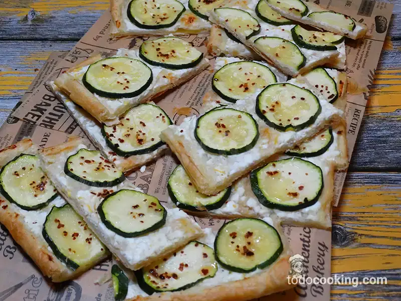 Hojaldre de calabacin con requeson y parmesano porciones