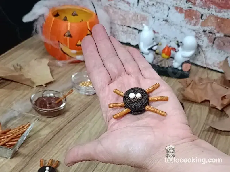 Tarta de queso y calabaza halloween sin horno detalles de las arañas