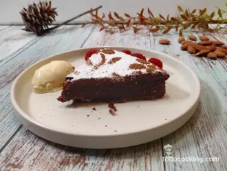 Torta Caprese con helado de vainilla