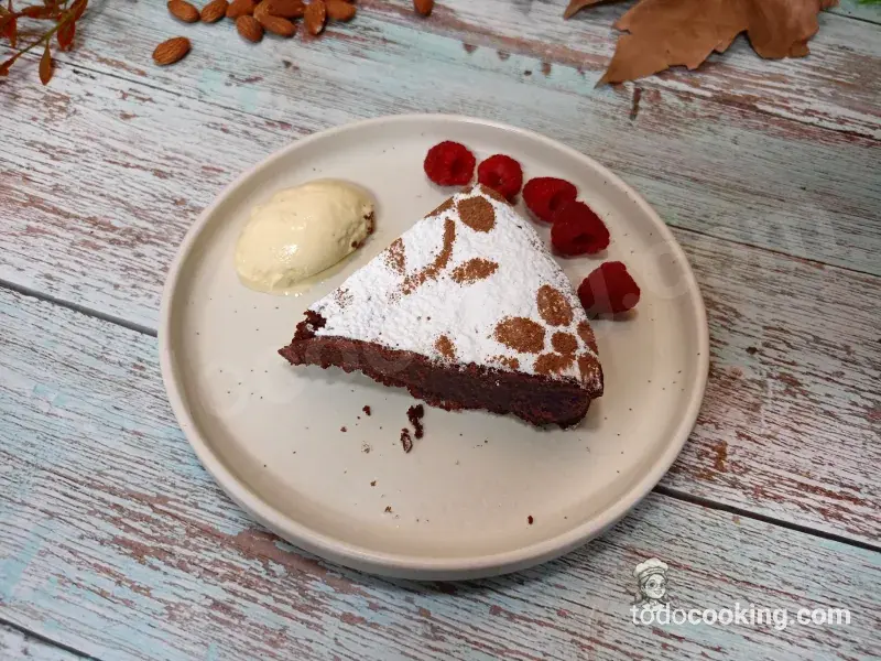 Torta Caprese con helado de vainilla y frambuesas